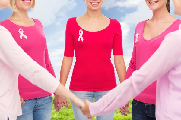 Close up van vrouwen met kanker Bewustzijnslinten — Stockfoto