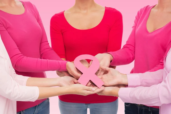 Close up van vrouwen met kanker Bewustzijnslinten — Stockfoto