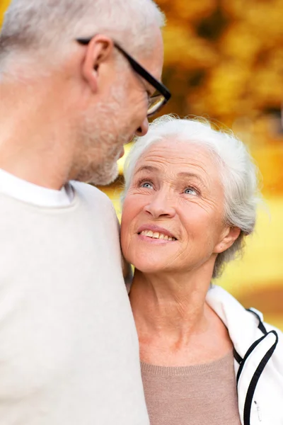 Senior couple hugging in city park — Φωτογραφία Αρχείου