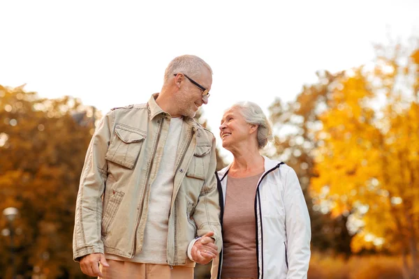 Senior couple in park — Stock Photo, Image