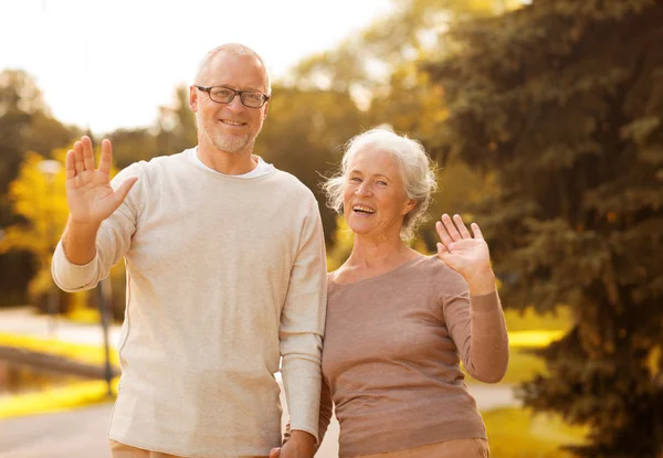 Senior koppel knuffelen in stadspark — Stockfoto