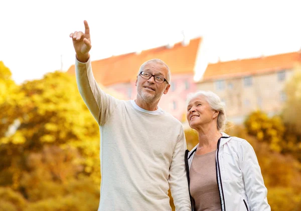 Senior par i stadsparken — Stockfoto