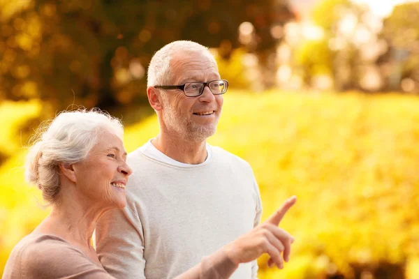 Senior par i parken — Stockfoto