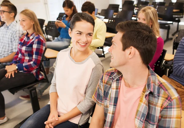 Grupa studentów uśmiechający się w sali wykładowej — Zdjęcie stockowe