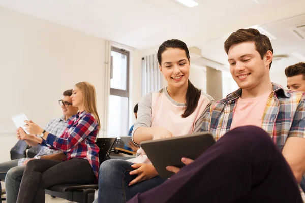 Groupe d'étudiants souriants avec tablette pc — Photo