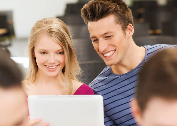 Grupp leende studenter med TabletPC — Stockfoto