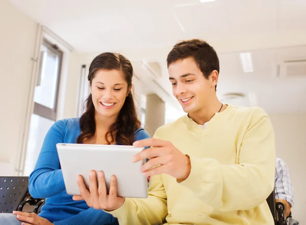 Grupa uśmiechający się studentów z komputera typu tablet — Stockfoto