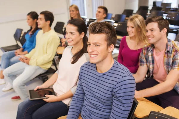 Grupo de estudiantes sonrientes con tableta pc — Foto de Stock