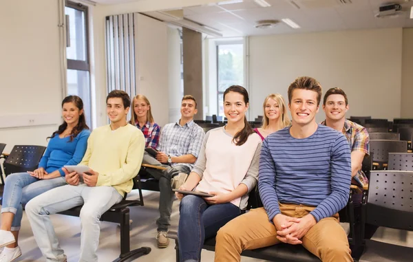 Gruppo di studenti sorridenti con tablet pc — Foto Stock