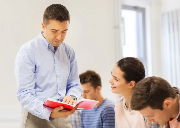 Groupe d'étudiants et d'enseignants avec cahier — Photo