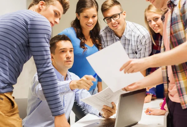 Group of students and teacher with laptop — Stock Photo, Image