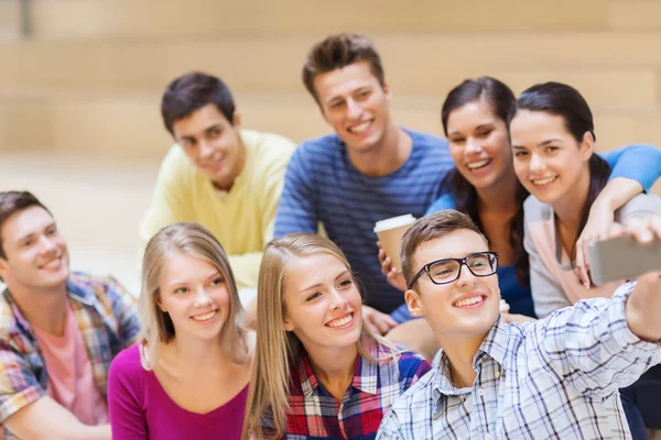 Studentengruppe mit Smartphone und Kaffeetasse — Stockfoto