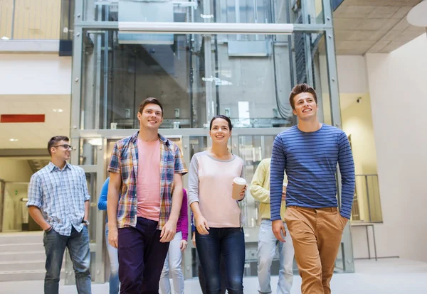 Groep lachende studenten met papier koffie cups — Stockfoto