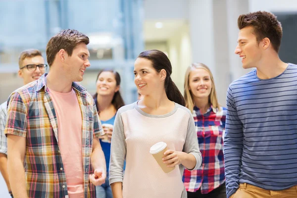 Groep lachende studenten met papier koffie cups — Stockfoto