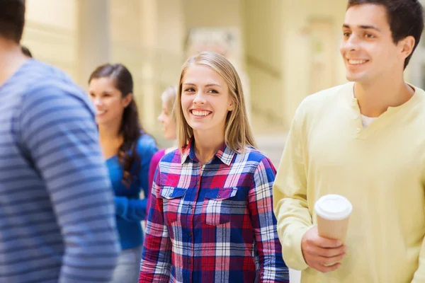 Grupo de estudantes sorridentes com copos de café de papel — Fotografia de Stock