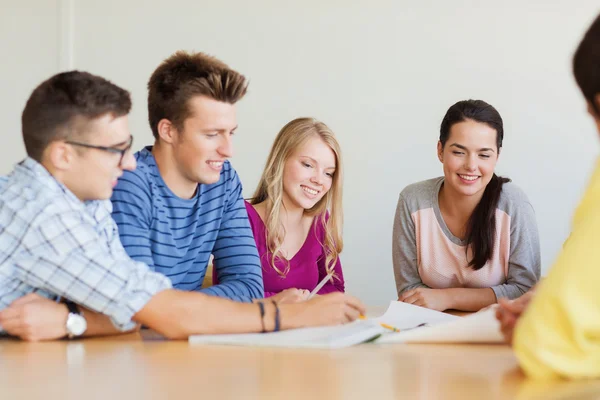 Groupe d'étudiants souriants avec un plan directeur — Photo