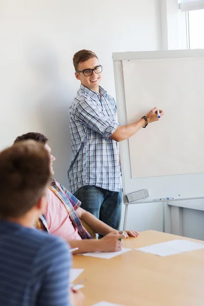 Gruppe lächelnder Studenten mit weißer Tafel — Stockfoto