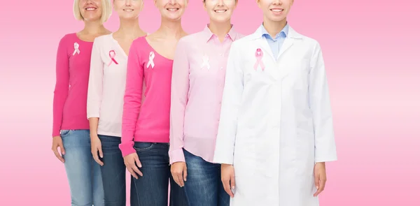 Närbild på kvinnor med cancer medvetenhet band — Stockfoto