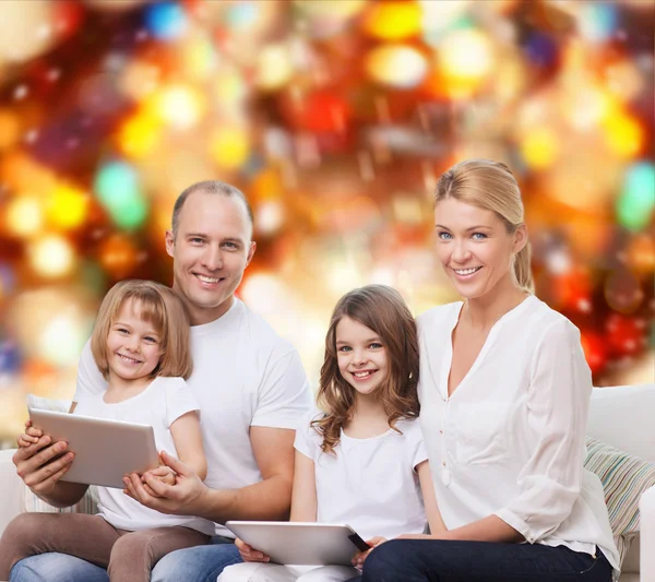 Famille heureuse avec tablettes PC — Photo
