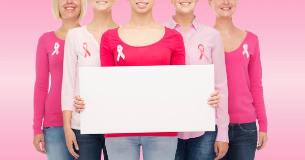 Close up de mulheres com fitas de conscientização do câncer Imagens Royalty-Free