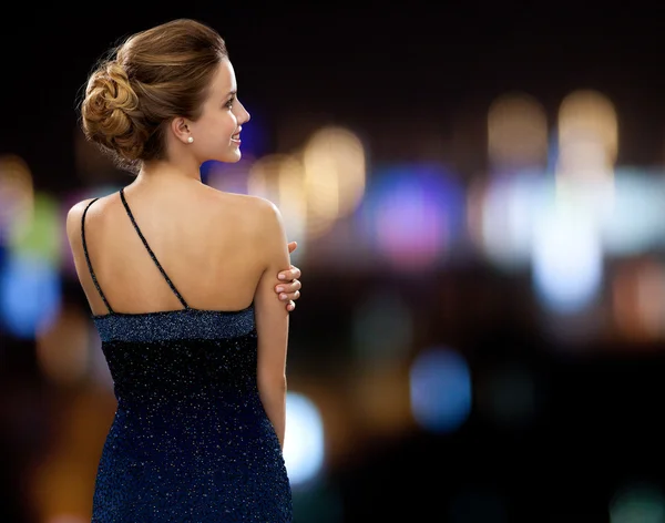 Усміхнена жінка в вечірній сукні — стокове фото