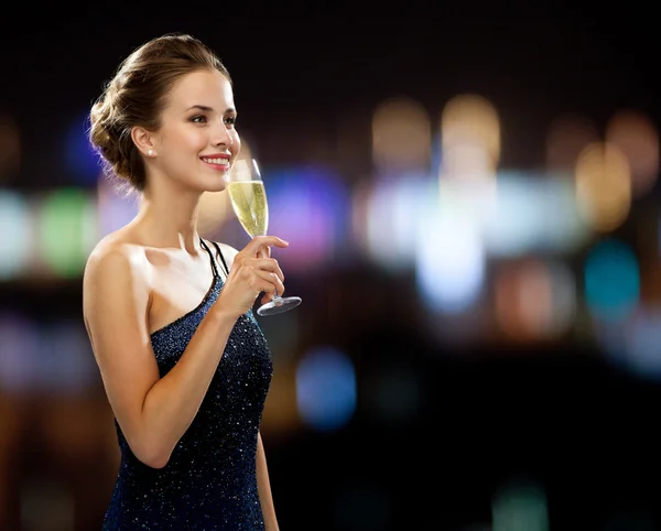 女性持株グラス スパーク リング ワインの笑みを浮かべてください。 — ストック写真