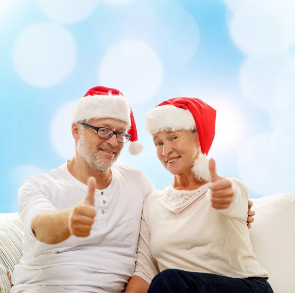 Gelukkige senior paar in santa helper hoeden — Stockfoto