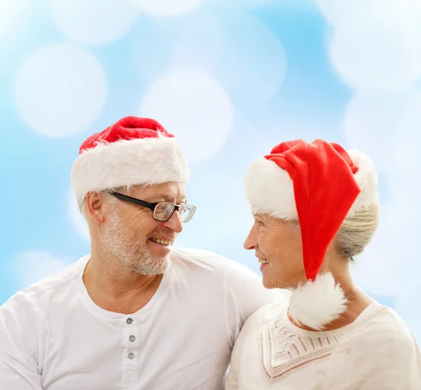 Gelukkige senior paar in santa helper hoeden — Stockfoto