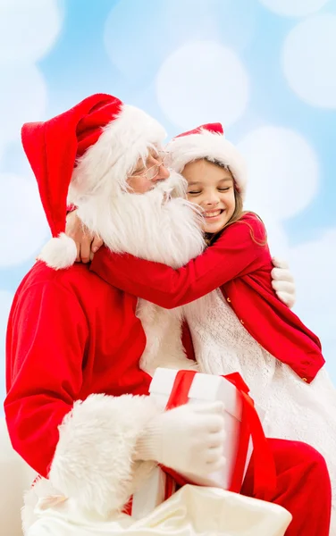 Lächelndes kleines Mädchen mit Weihnachtsmann — Stockfoto