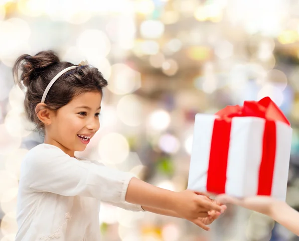 Sorrindo menina com caixa de presente — Fotografia de Stock