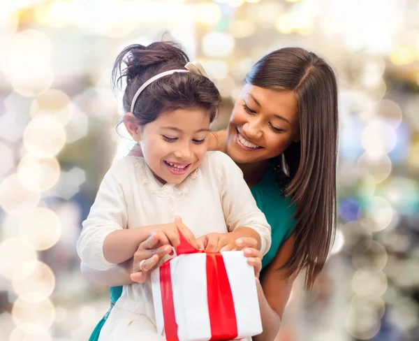 Madre feliz y niña con caja de regalo —  Fotos de Stock