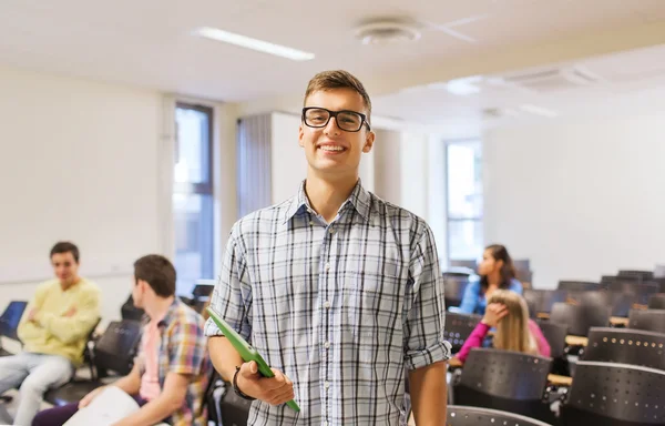 Grupo de estudiantes sonrientes en la sala de conferencias — Foto de Stock