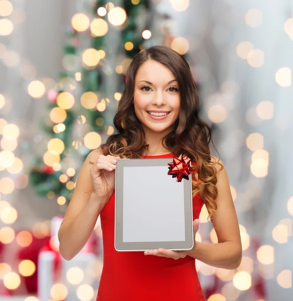 Femme souriante avec comprimé pc — Photo