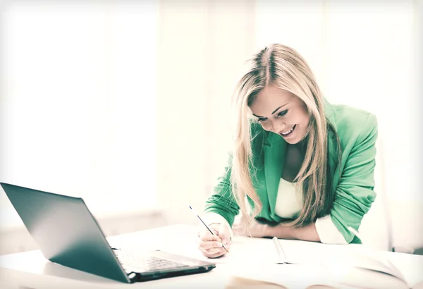 Sorridente studentessa che scrive nel taccuino — Foto Stock