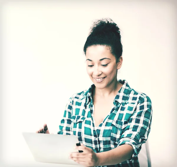 Student girl with tablet pc — Stock Photo, Image