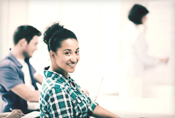 Internationell student som studerar på college — Stockfoto