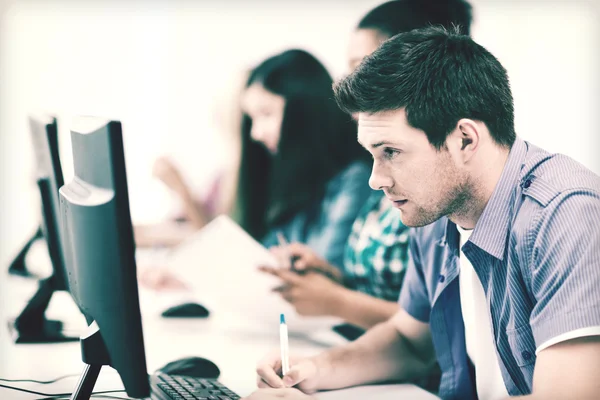 Student met het bestuderen van de computer op school — Stockfoto