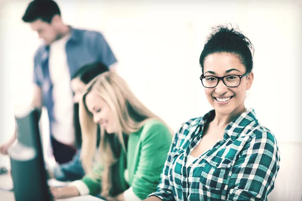 Studente con computer che studia a scuola — Foto Stock