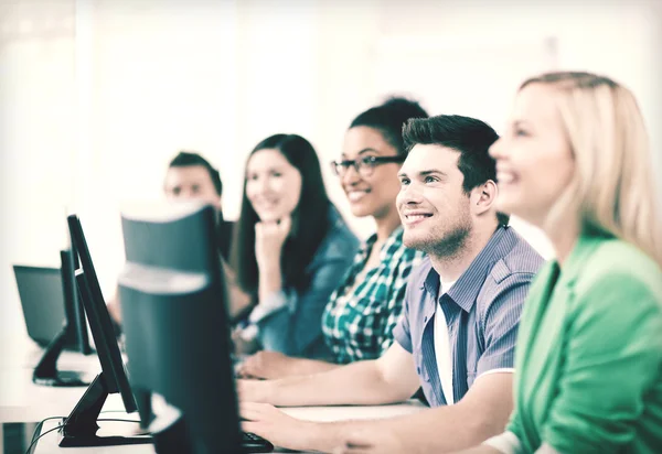 Schüler mit Computern lernen in der Schule — Stockfoto