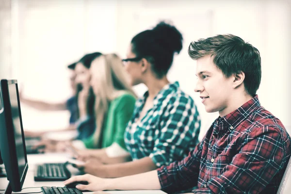 Estudante com computador estudando na escola — Fotografia de Stock