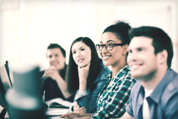 Étudiants avec ordinateur étudiant à l'école — Photo