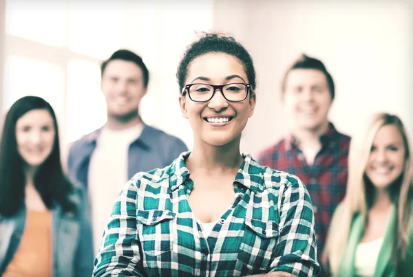 Grupp elever i skolan — Stockfoto