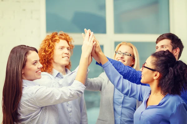 Kreativa team gör hög fem gest i office — Stockfoto