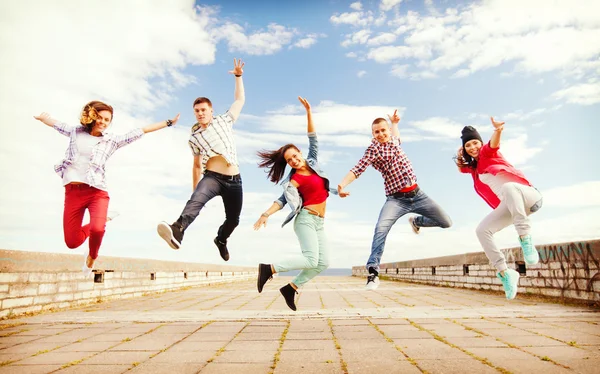 Grupp tonåringar hoppning — Stockfoto