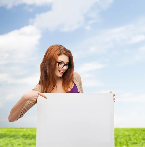 Glimlachend tienermeisje in glazen met wit bord — Stockfoto