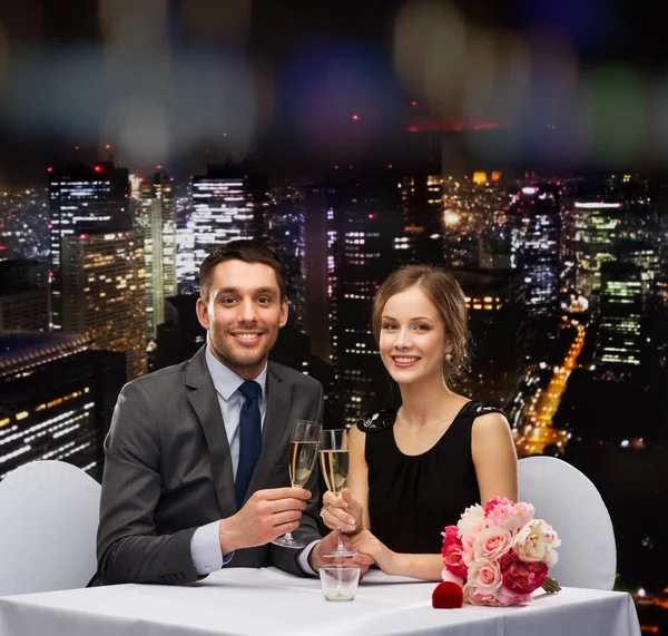 Par med glas champagne på restaurang — Stockfoto