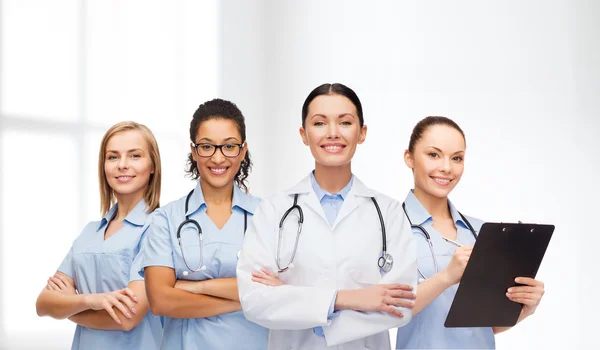 Team of groep van vrouwelijke artsen en verpleegkundigen — Stockfoto