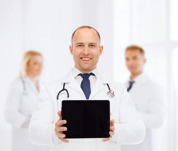 Médecin masculin souriant avec stéthoscope et comprimé pc — Photo