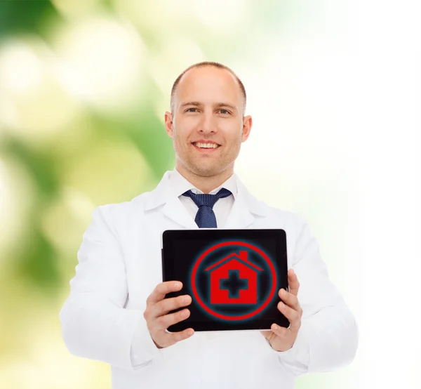 Sonriente médico masculino con tableta pc — Foto de Stock