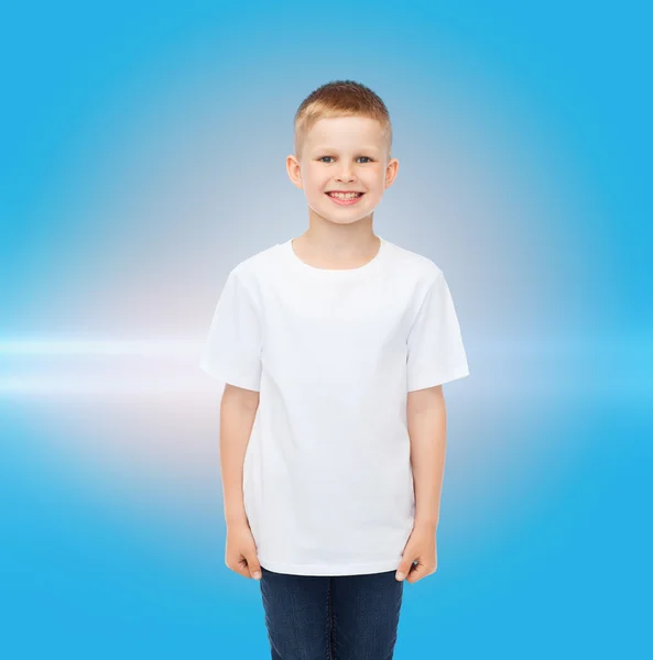 Leende liten pojke i vit blank t-shirt — Stockfoto